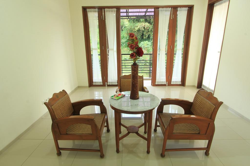Villa Eby Syariah Bandung Exterior foto